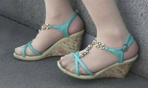 PUMA新款拖鞋告诉你，原来，是大妈引领着世界的潮流！