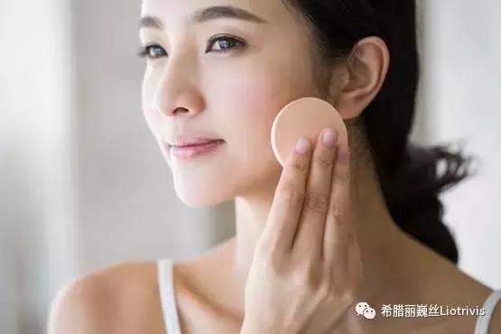 脸上浮粉怎么办？4个诀窍摆脱皮肤起皮尴尬！
