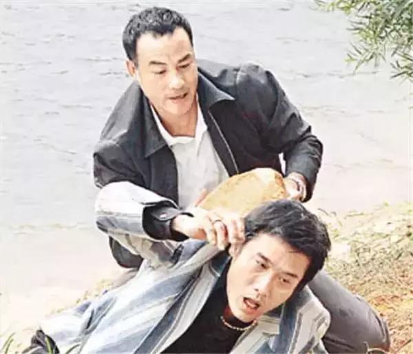 周润发同学，演了一辈子黑老大，向华强不敢惹他，爱妻爱家好男人