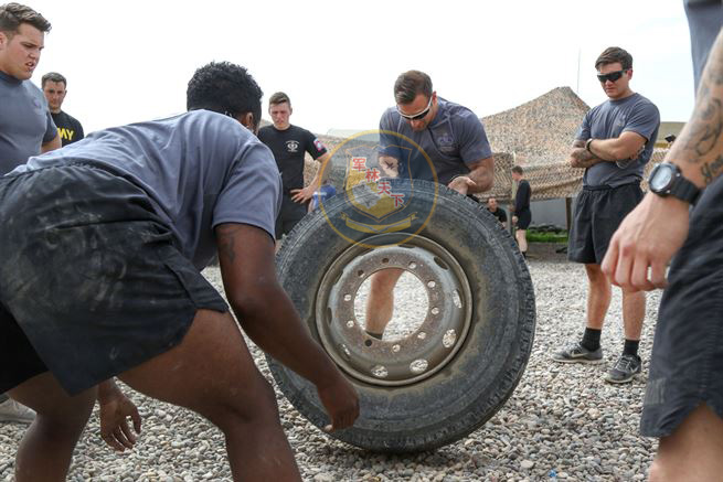 美国大兵和大力士,美国大兵翻轮胎