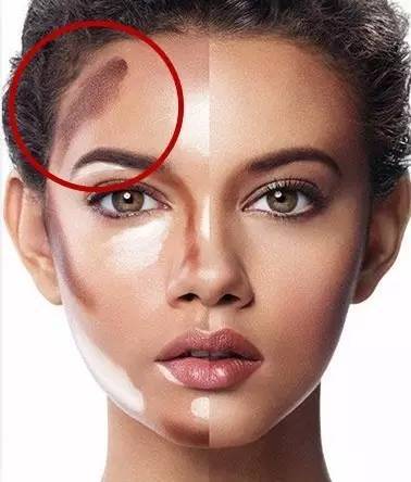 化妆只化上半部分的脸照片,最简单化妆步骤额头粉底