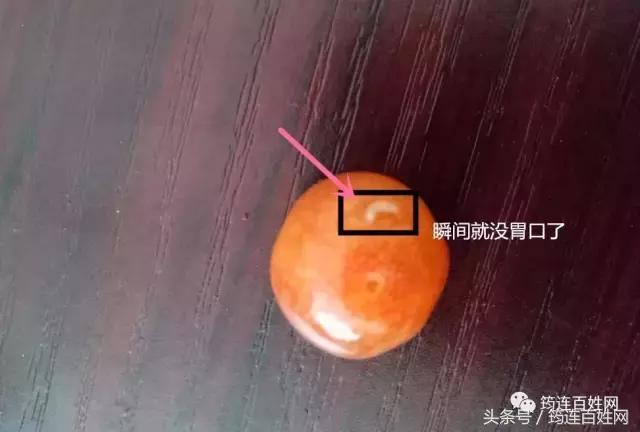 尖叫！一位女孩吃樱桃，看着蛆从里面爬了出来……