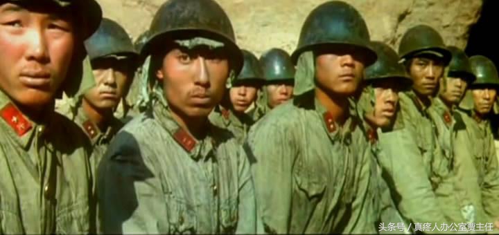 八路军收尸队发现躲在山洞吃人肉不投降的鬼子，银熊奖零拷贝电影