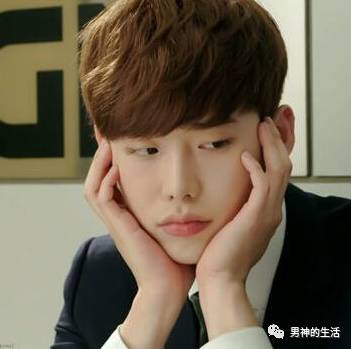 男生头发两边太炸怎么办,男生发型两边太炸怎么办