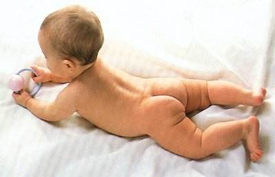 婴儿屁股后面有青痕是体寒吗,宝宝出生屁股青是妈妈宫寒吗