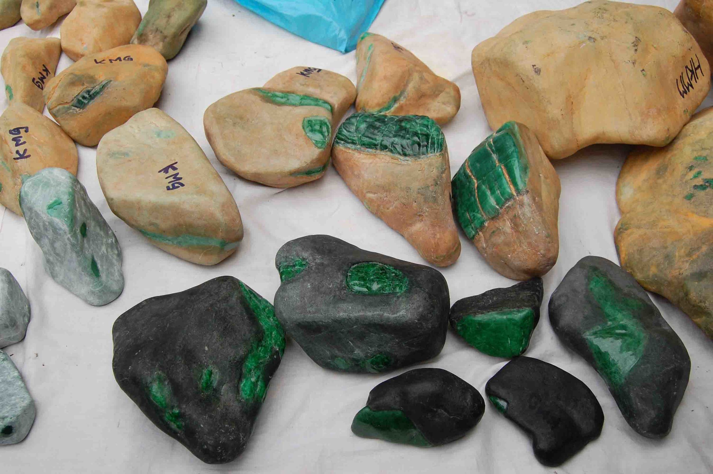 翡翠原石直播间赌石的套路,赌石直播间的石头开出来有多值钱