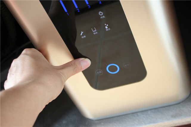 净水机净化出健康的水,万元净水机