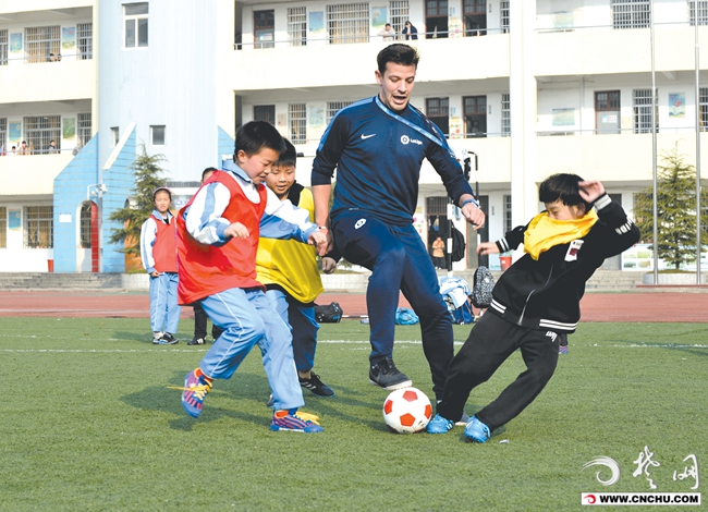 江门体育中考足球绕杆教学,荆州市体育中考足球绕杆评分标准