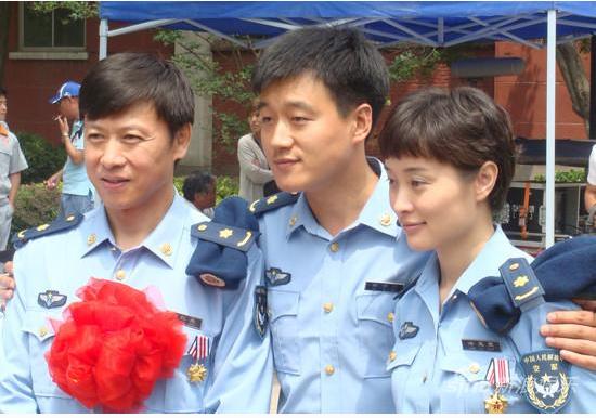 第一代岩男郎凭一剧爆红，出道30年零绯闻，和美妻恩爱25年