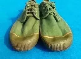 国外“天后”代言的潮鞋，怎么感觉就是街边常见的塑料拖鞋呢