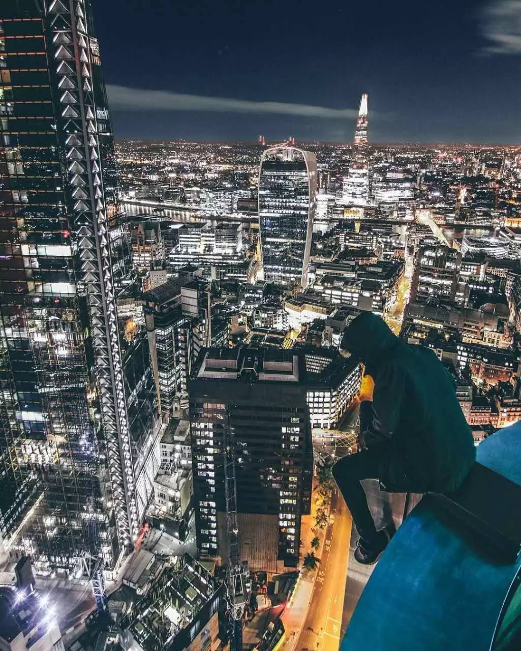 极限运动高楼攀岩视频,蜘蛛侠迈尔斯超帅自拍