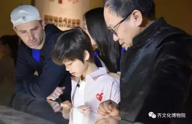 英国父子到山东临淄习练古代蹴鞠