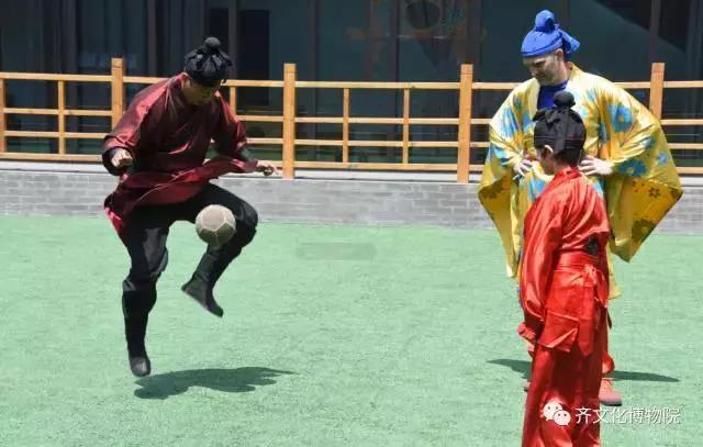 英国父子到山东临淄习练古代蹴鞠