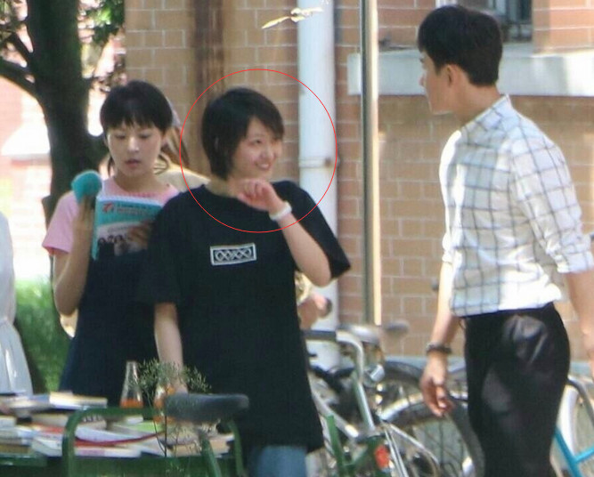 郑爽压力大深夜失眠嘴角上火，早晨起床头发凌乱不忘卖萌放飞自我