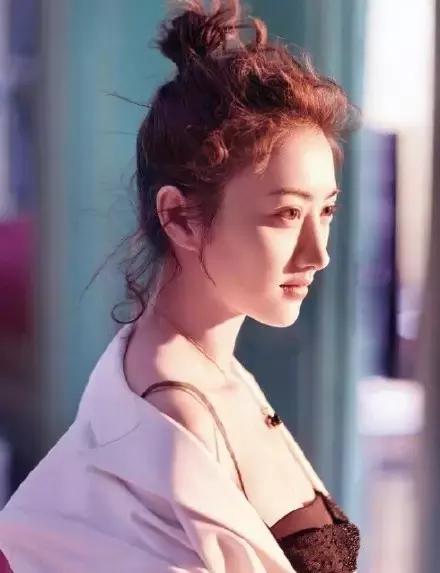 丸子头炸毛娃娃发型,永不过时的丸子头超级简单哦