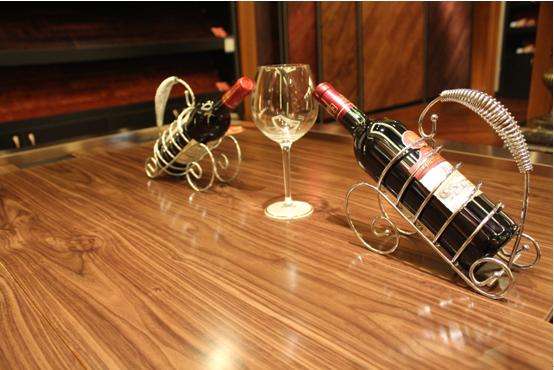 实木地板和强化地板哪个贵,实木地板木纹砖哪个贵