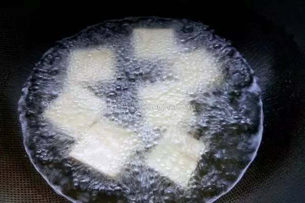 豆腐的这种做法太下饭了，咬一口会爆汁，孩子把盘子都舔干净