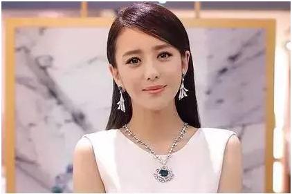 杨幂佟丽娅都给她做过配，但好像自从她整容消息传出后就少出现了