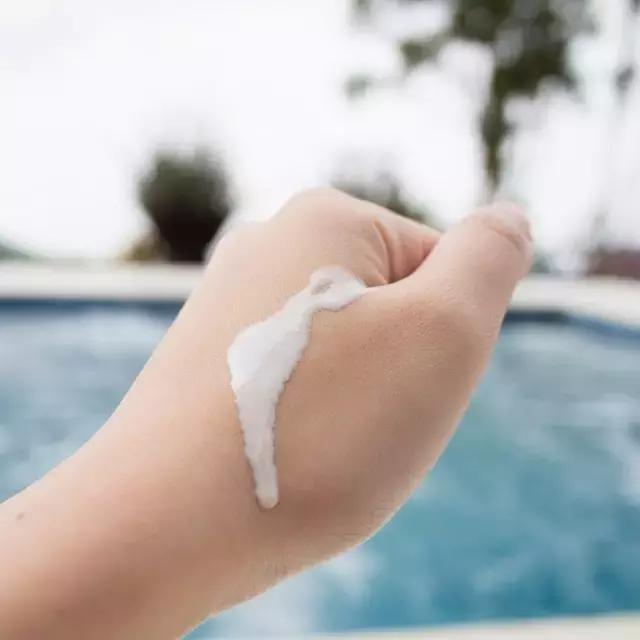 用什么防晒霜整天都晒不黑的,夏天怎样晒太阳不被晒黑