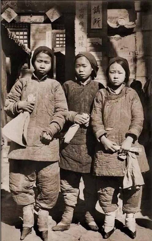 古代女人缠足是在什么朝代开始,古代的女人为什么要缠足