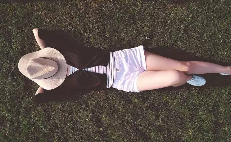 她们为别人穿的衣服,最后都一件一件脱了下来