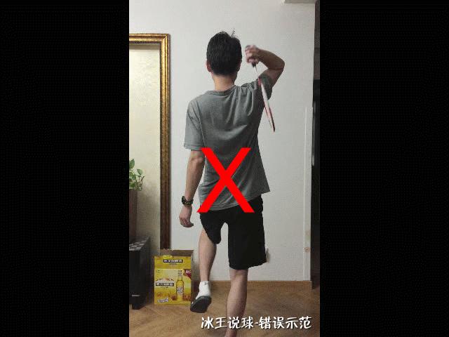 羽毛球杀球过程中挥拍是放松的吗,羽毛球如何挥拍不伤手腕与肘关节