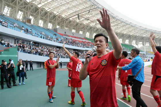 香港明星足球队来杭州谭咏麟,谭咏麟参加香港艺人足球队慈善赛