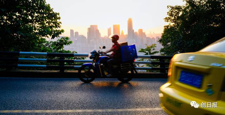 刘强东点名快递小哥月入8万,刘强东说给快递小哥工资翻倍