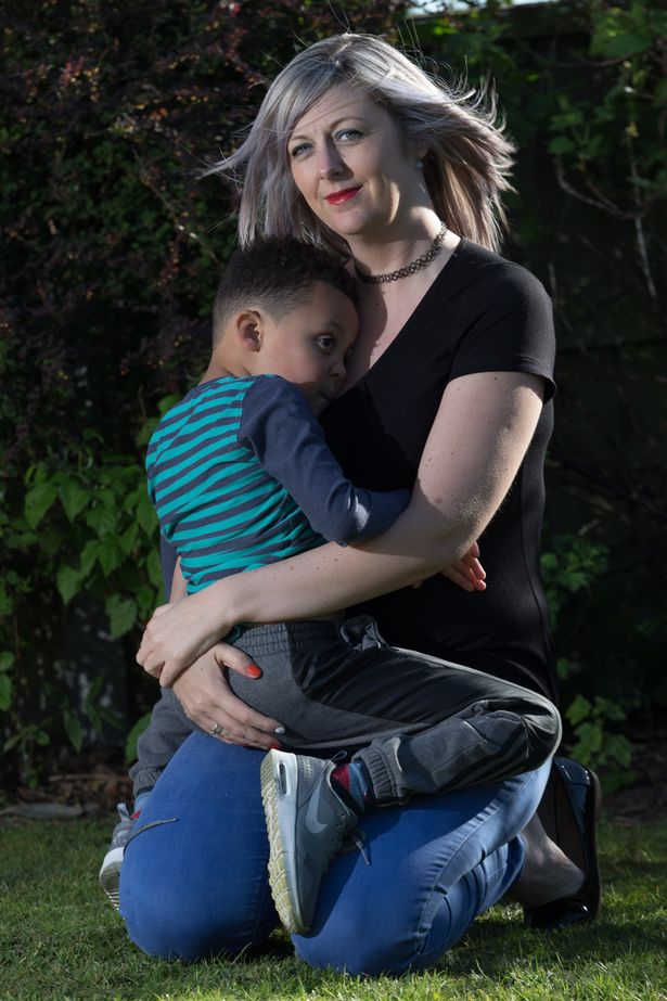 身患癌症小朋友踢足球治愈场面,五岁患病小孩踢足球