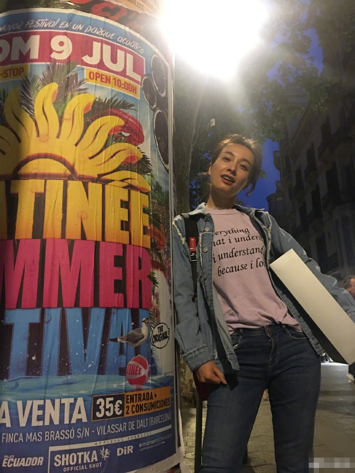 吴昕看马德里竞技比赛,吴昕巴黎街拍图片