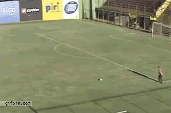 足球十大搞笑进球动图,中国足球过人晃人摔倒gif