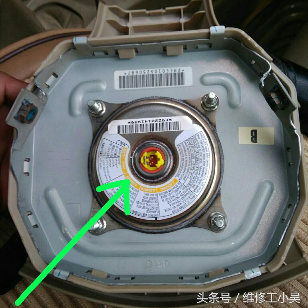 安全气囊故障灯亮喇叭响,安全气囊故障灯一闪一闪的怎么办