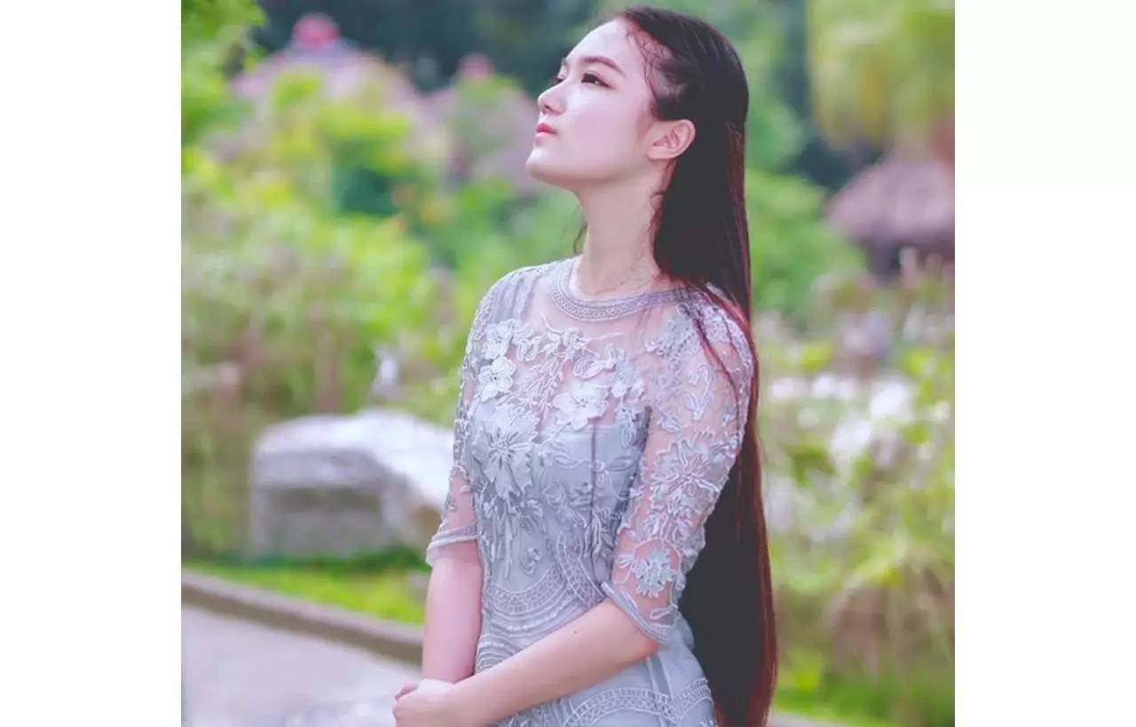 她们为别人穿的衣服,最后都一件一件脱了下来