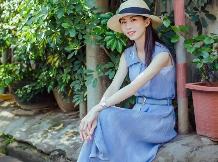 她们为别人穿的衣服,最后都一件一件脱了下来