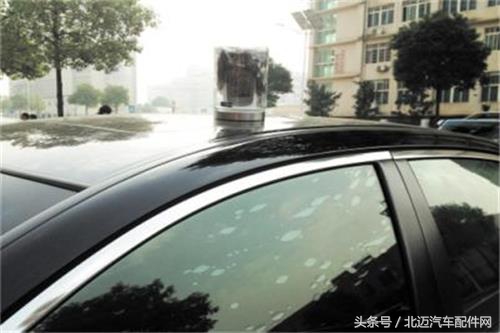 汽车前挡贴膜后有很多微小的气泡,汽车前挡风贴膜有气泡多久会消失