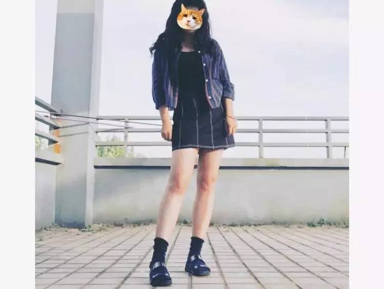 她们为别人穿的衣服,最后都一件一件脱了下来