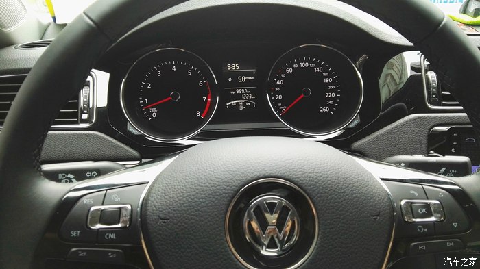 17款大众速腾豪华版驾车感受,18款速腾白色雅士银对比