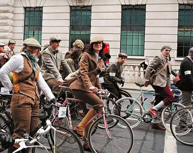 你怎么穿得像格利高里·派克？因为要参加复古骑行派对啊！