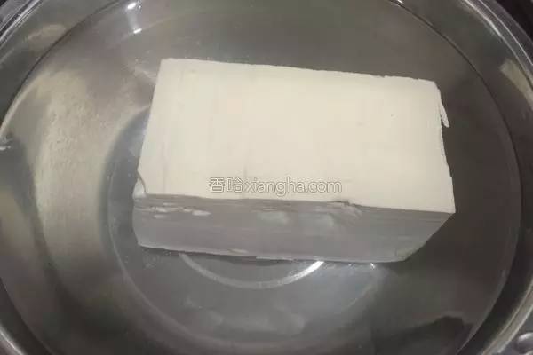 吃素就吃蛋白质丰富得豆腐，好吃到连盘子都能吃掉