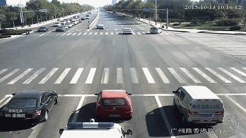 红灯避让救护车怎么做,遇到红灯避让救护车视频