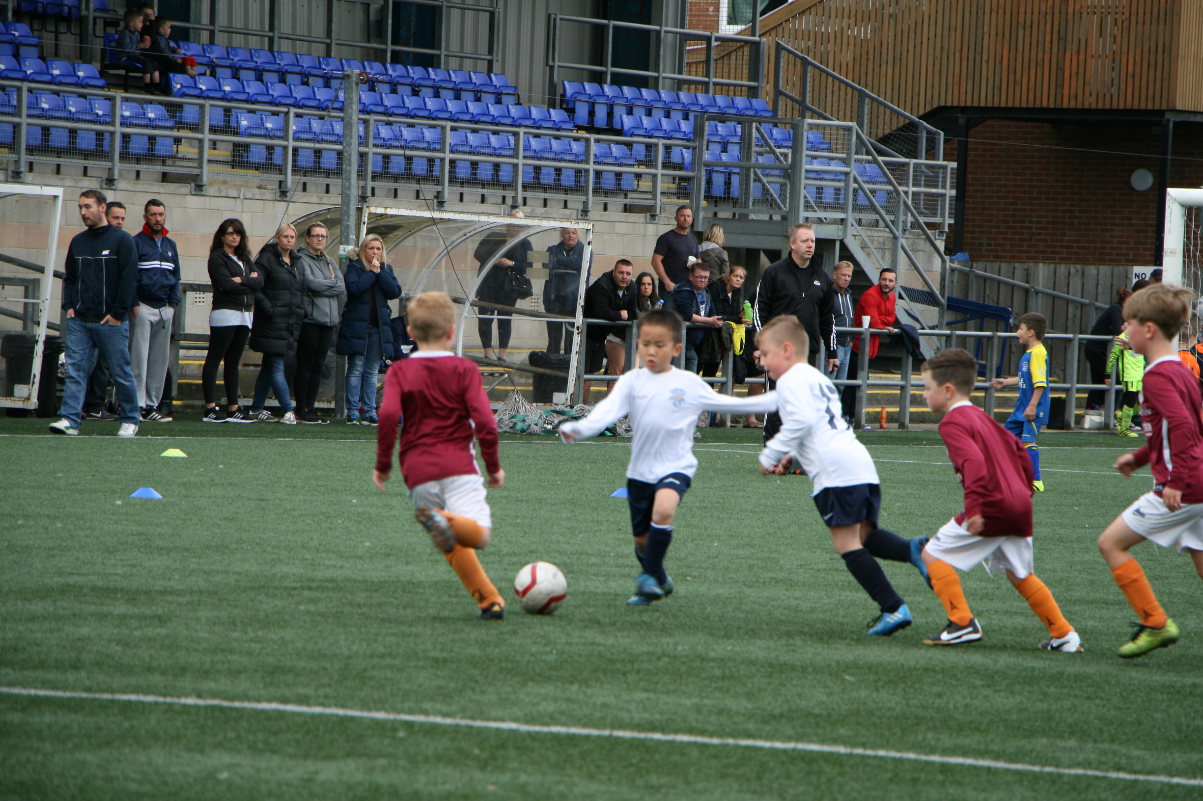 儿子踢足球认真的样子,儿子踢足球进球开心