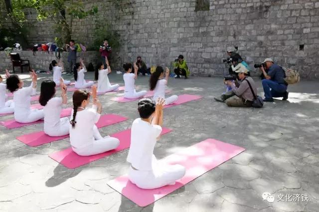 “健康济铁·瑜你同行”室外瑜伽暨摄影采风在袁洪峪举行