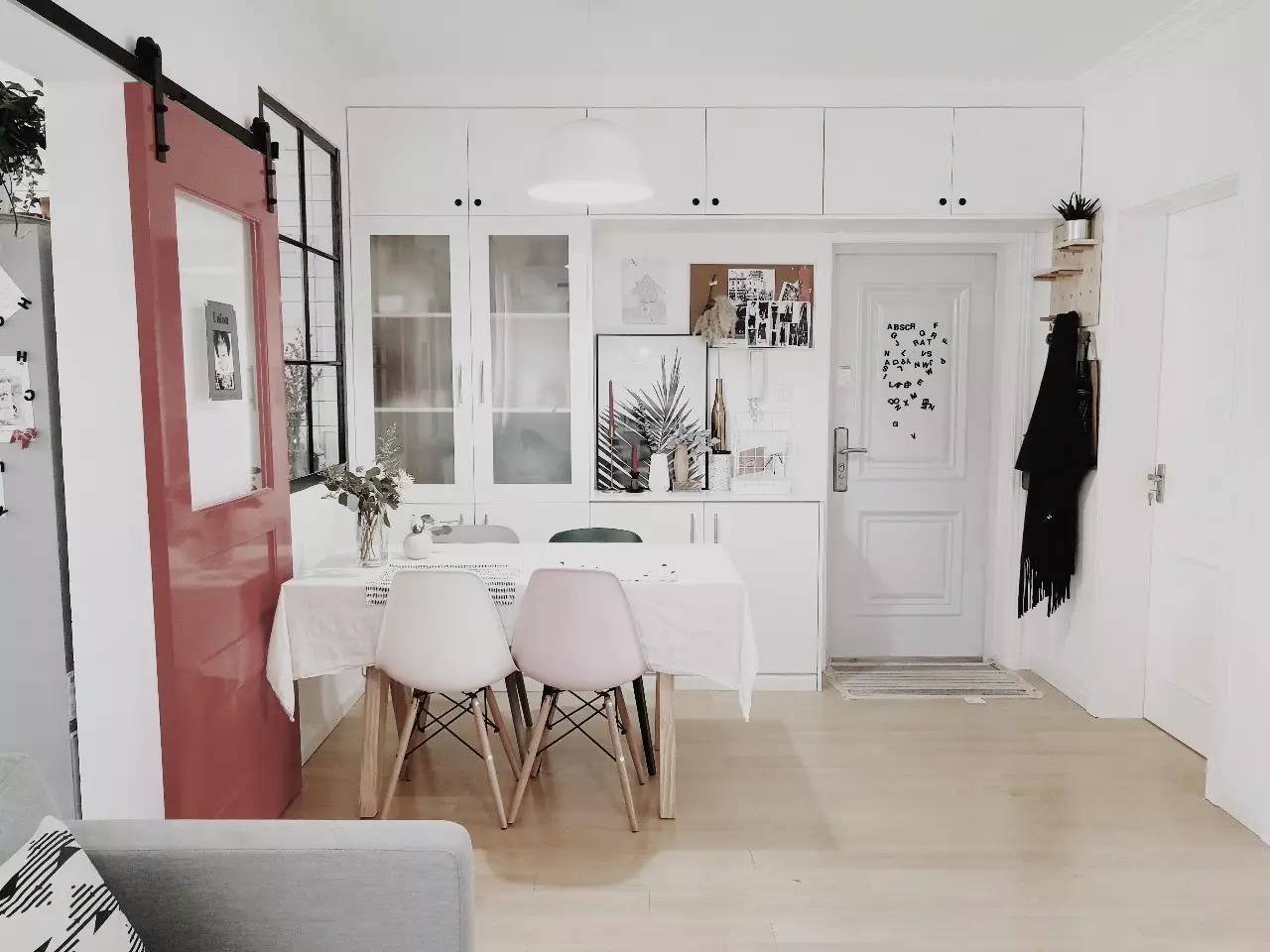 她改了两扇门，将家装成网图中的模样