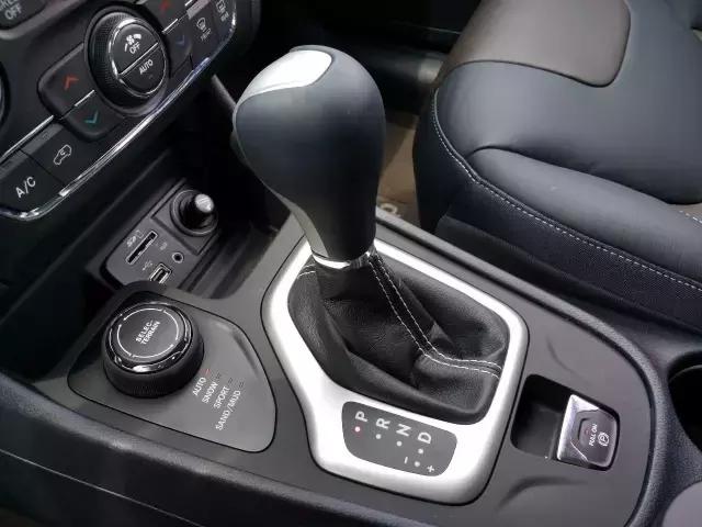 2017jeep自由光内饰功能,2017款jeep自由光可以播放视频