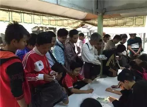 国内一克上万的翡翠，在缅甸像菜市场一样，露天摆摊卖