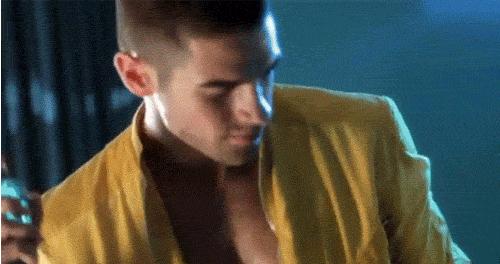 实验：在身上喷费洛蒙就能泡到妞吗？