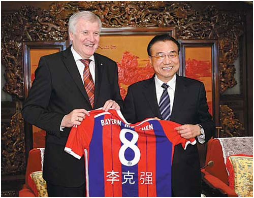 泽霍夫的拜仁缘：赠球衣访拜仁青岛足校