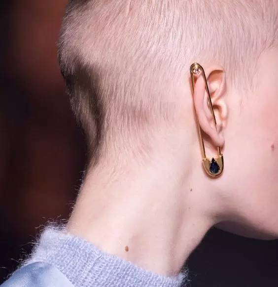 自己制作的可爱别针小物件,固定衣服的小别针怎么让它更稳固