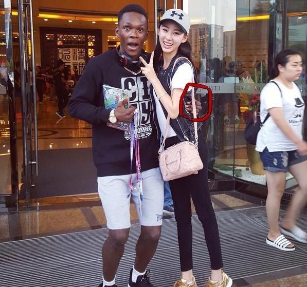 最美举牌女郎和一龙邱建良黑人拳王亲密合影，拳迷：你到底喜欢谁