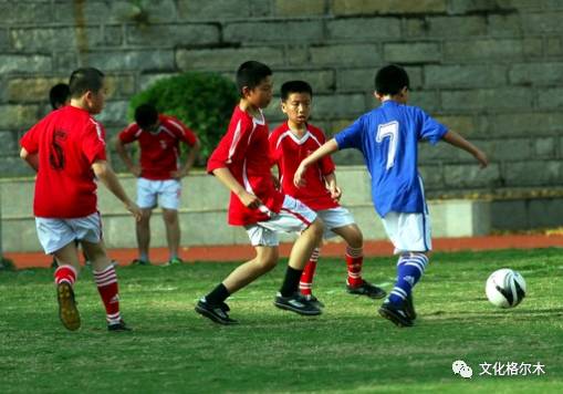 市文体广电局举行“校园足球”捐助仪式